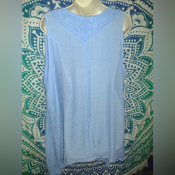 Set of Blue, White, and Coral Lightweight Sleeveless Tops 2X - Picture 10 of 11